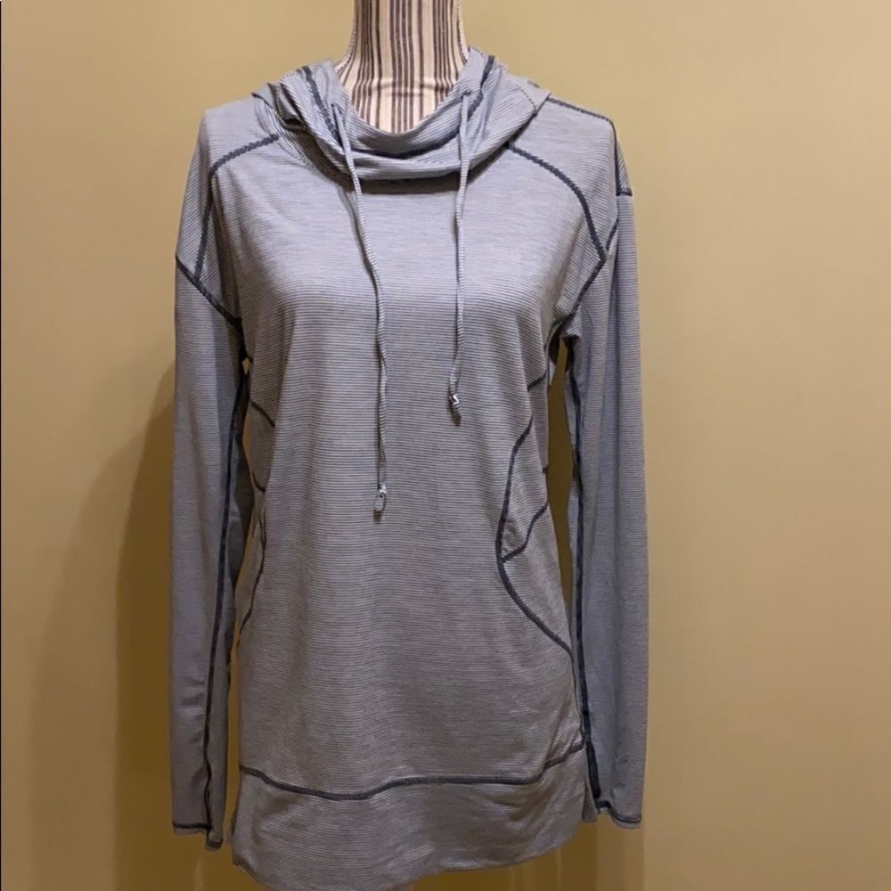 𝅺ZELLA hooded long sleeve women’s shirt. Small